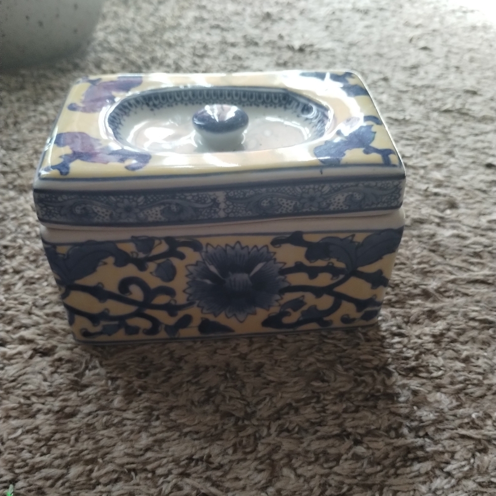 Vintage Porcelain  Chinese Handmade Tabletop Storage Box 6"x4"x4"